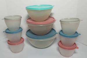 lot 100 image: Vintage Tupperware Wonderlier Bowls - Set of Nine