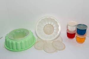 lot 113 image: Vintage Tupperware Jello Molds  Set of Six (4 Small, 2 Large)