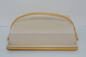 lot 116 image: Tupperware Rectangular Cake Carrier Container  Harvest Gold with Handle (Holds a Quarter Sheet Cake)