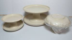 lot 137 image: Vintage Tupperware Serve It All Pedestal  Set of Three