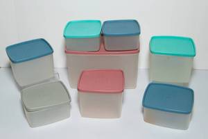 lot 150 image: Set of 8 Vintage Tupperware Containers  Square & Rectangle Shapes