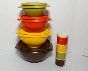 lot 206 image: Vintage Tupperware Servalier Nesting Bowls (Set of 4) & Stacking Spice Shakers