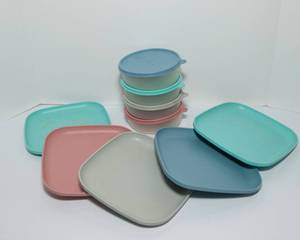 lot 211 image: Vintage Tupperware Set  5 Plates & 4 Containers with Lids