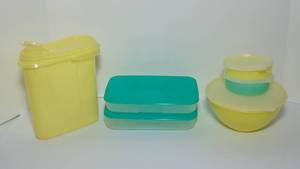 lot 216 image: Variety of Vintage Tupperware - Five Pieces