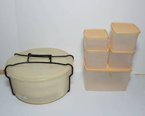 lot 250 image: Six Pieces of Vintage Tupperware