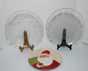 lot 102 image: Christmas Platters - Set of Three