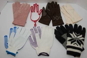 lot 142 image: Variety of Womens Gloves