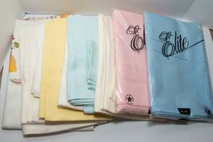 lot 177 image: Set of 7 Tablecloths  Various Sizes, Two Brand New (52x70)