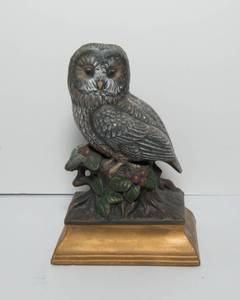 lot 239 image: Large Owl Figurine