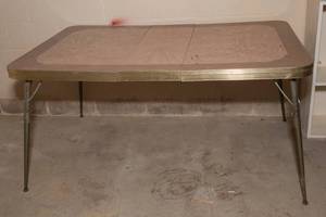 lot 263 image: Vintage Mid-Century Modern Table with Removable Leaf