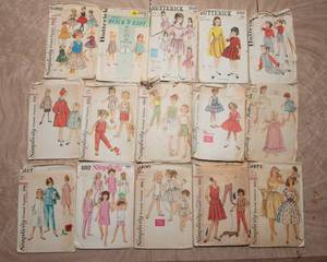 lot 256 image: 15 Different 1950s Sewing Patterns