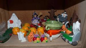 lot 290 image: Halloween Ceramics