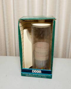 lot 334 image: Vintage Dixie Cup Wall Mount Dispenser with Cups