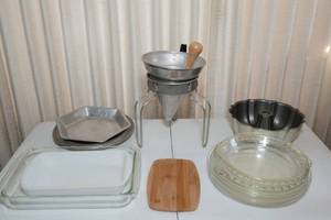 lot 332 image: Baking Items Lot  Includes Pie Dishes, Glassware, and More