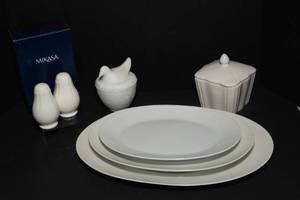 lot 347 image: White Serving Ware
