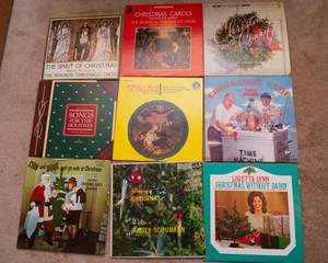 lot 374 image: Variety of 9 Vintage Christmas Albums #8 - Loretta Lynn