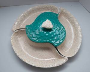 lot 369 image: Vintage Pottery Serving Dish - 4 Pieces