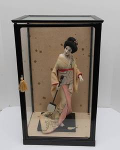 lot 400 image: Vintage Japanese Geisha Doll with Display Case