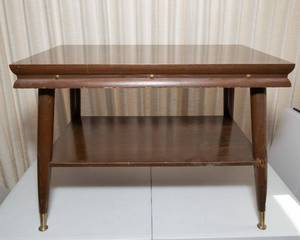 lot 424 image: Mid-Century Modern Side Table