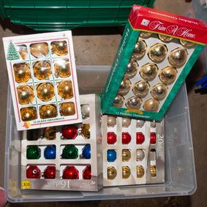 lot 527 image: Christmas Tote #2 - Christmas Ball Ornaments
