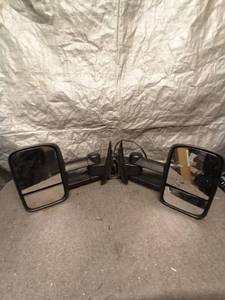 lot 43 image: Pair of Side View Mirrors for 2007-2013 Chevy Truck