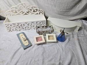 lot 21 image: Decorative Home Accent Pieces