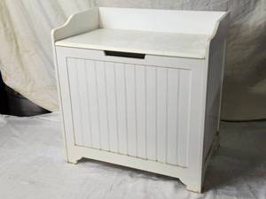 lot 22 image: White Wooden Hamper Bench - Lid is broken at the hinge