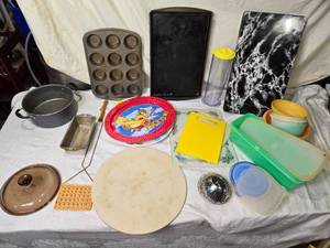 lot 27 image: Large lot of Kitchenware Baking Trays, Cutting Boards, and Containers
