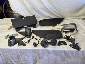 lot 35 image: Lot of Mostly 2014 Chevy Silverado Interior Parts and Accessories