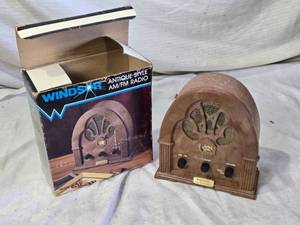 lot 60 image: Windsor Antique-Style AMFM Radio with Original Box