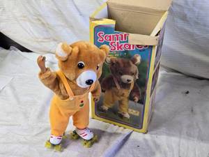 lot 64 image: Sammy Skates Battery Operated Plush Bear with Music