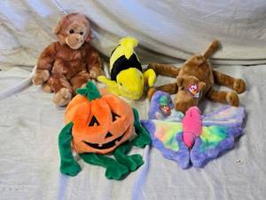 lot 80 image: Collection of 5 Beanie Babies including Flitter, Pumkin, Humphrey, Bubbles, and Bongo