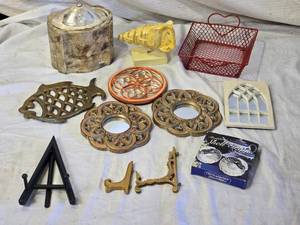 lot 90 image: Decorative Home Accents Including Wall Mirrors and Trays