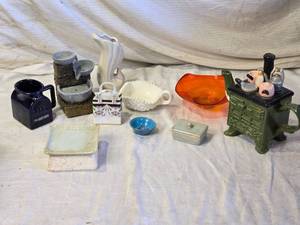 lot 98 image: Decorative Ceramic and Porcelain Items