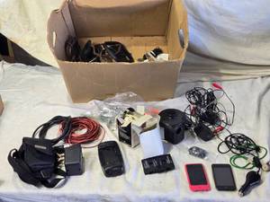 lot 113 image: Assorted Electronic Accessories and Cables Collection - Old Ipod