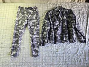 lot 144 image: Reebok Camouflage 2-Piece Tracksuit Set - Size Medium