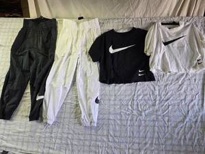 lot 145 image: Set of 4 Nike Apparel - 2 T-Shirts Size L and 2 Jogger Pants Size M