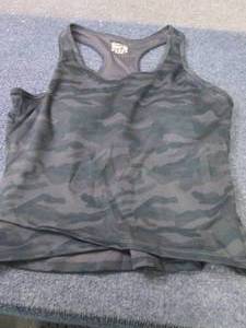 lot 176 image: Medium Running Top...