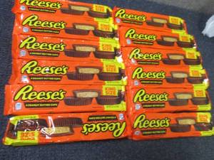 lot 254 image: 12- 2.8 oz Reeses King Size...