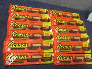 lot 255 image: 12- 2.8 oz Reeses King Size...