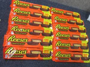 lot 256 image: 12- 2.8 oz Reeses King Size...