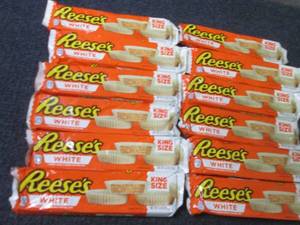 lot 259 image: 12- 2.8 oz Reeses White King Size...