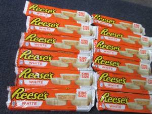 lot 260 image: 12- 2.8 oz Reeses White King Size...
