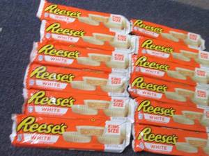 lot 261 image: 12- 2.8 oz Reeses White King Size...
