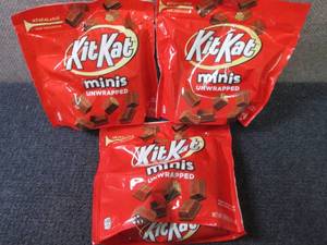 lot 270 image: 3- 7.6 oz KitKat Minis...