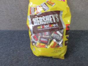 lot 331 image: 35.9 oz Hersheys Miniatures...