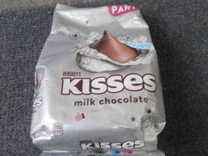 lot 332 image: 35.8 oz Hersheys MilkChocolate Kis...