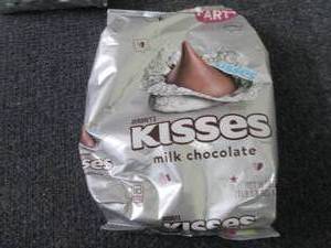 lot 333 image: 35.8 oz Hersheys MilkChocolate Kis...