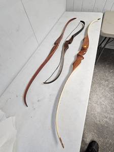 lot 101 image: Recurve Bows, Very Nice Shape (3)