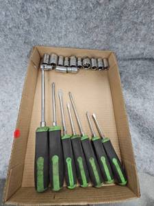 lot 112 image: Pittsburgh 12 Drive Sockets, Cornwall Complete Screwdriver Set
